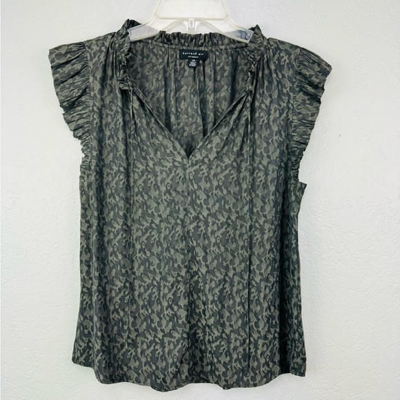 Anthropologie Current Air MARGOT JACQUARD PLEATED SLEEVE BLOUSE in Dark Olive - Picture 2 of 8